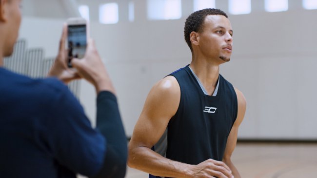 Star NBA advertises "Live photo" in iPhone 6s8 review Star NBA advertises "Live photo" in iPhone 6s8 review