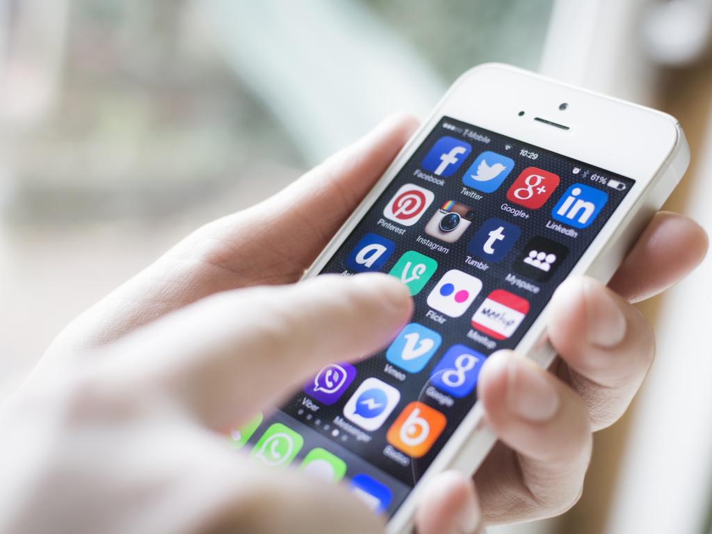 Apple cleans App Store of bollards reklamy review