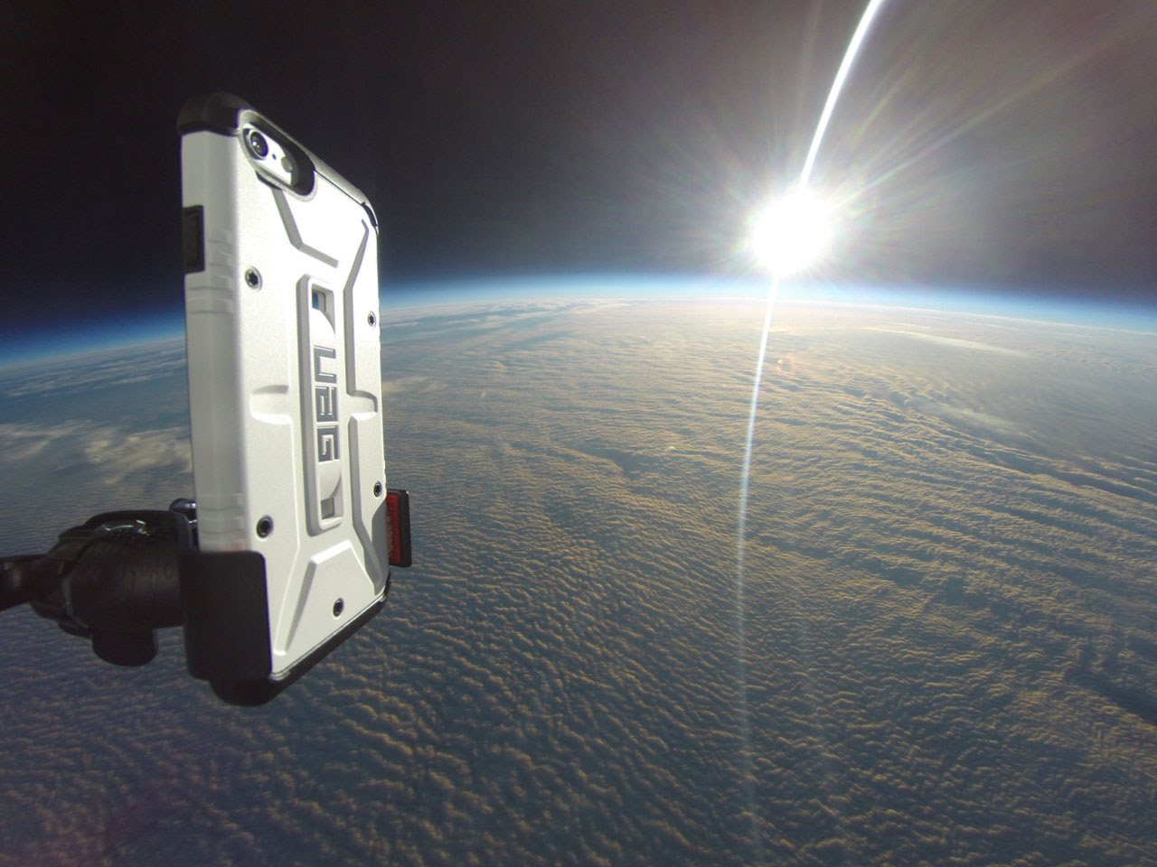Drop-the-century test: iPhone 6 dropped from space Drop-the-century test: iPhone 6 dropped from space