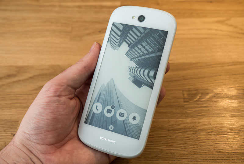 Apple is under the impression of the YotaPhone 2 has ordered a trial batch of e-ink displays