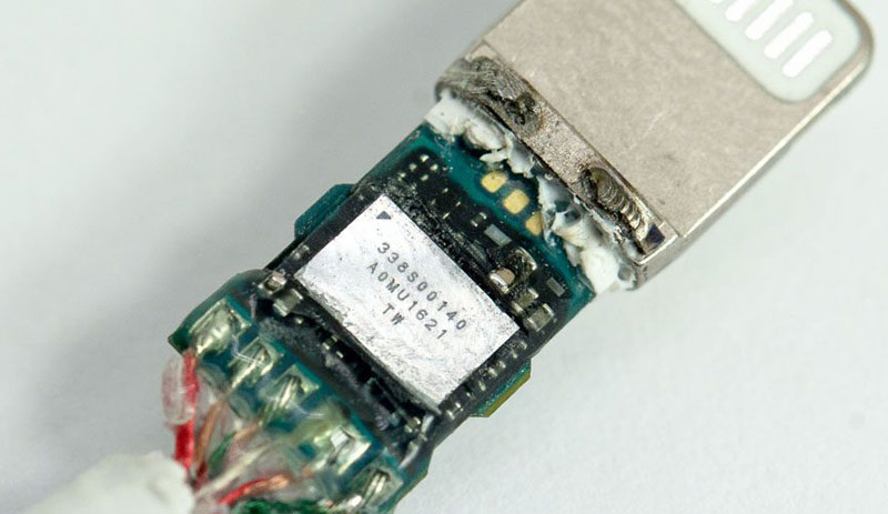 What's inside the Apple adapter to connect headphones with 3.5 mm Jack to the Lightning [video]