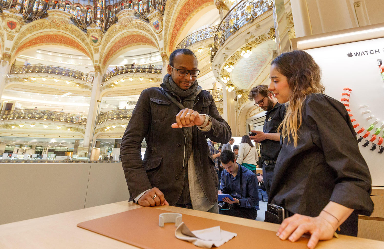 "Rich" did not work: Paris disappointed Apple "Rich" did not work: Paris disappointed Apple