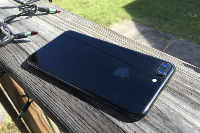 What happened to the iPhone 7 Plus in the color "black onyx" in a week after using no cover [photo]
