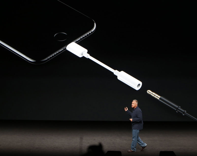 Lightning adapter to connect the headphones to the iPhone 7 was included in the list of the worst gadgets of 2016 Lightning adapter to connect the headphones to the iPhone 7 was included in the list of the worst gadgets of 2016