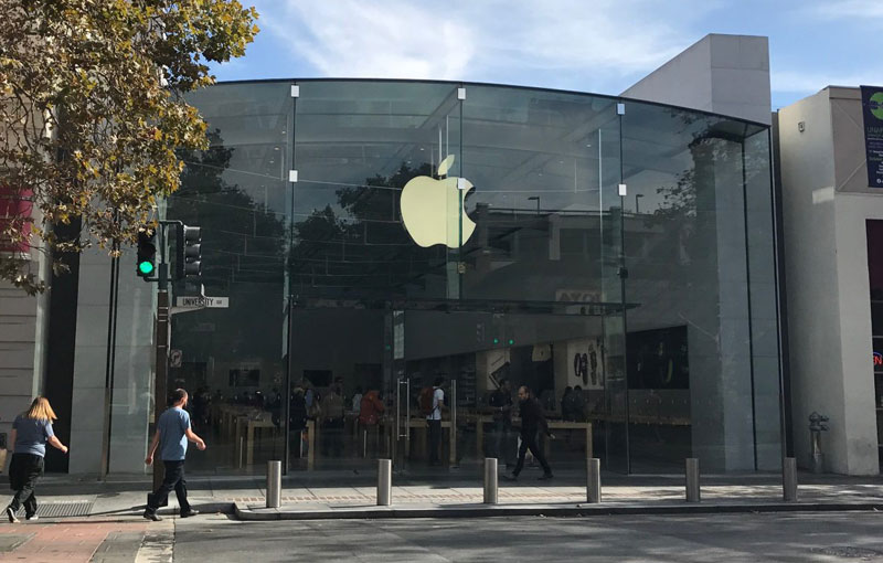 In Palo Alto robbers in an SUV rammed a glass door of the Apple store [photo]