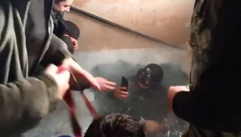 iPhone 7 spent the night in the icy water and survived iPhone 7 spent the night in the icy water and survived