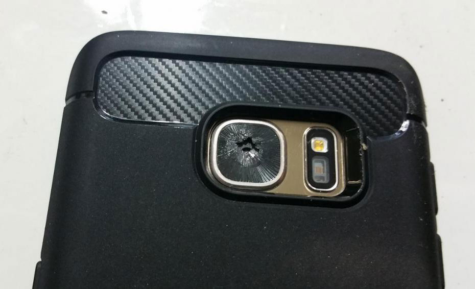 Owners of the Samsung Galaxy S7 complain of cracking glass main camera [photo]