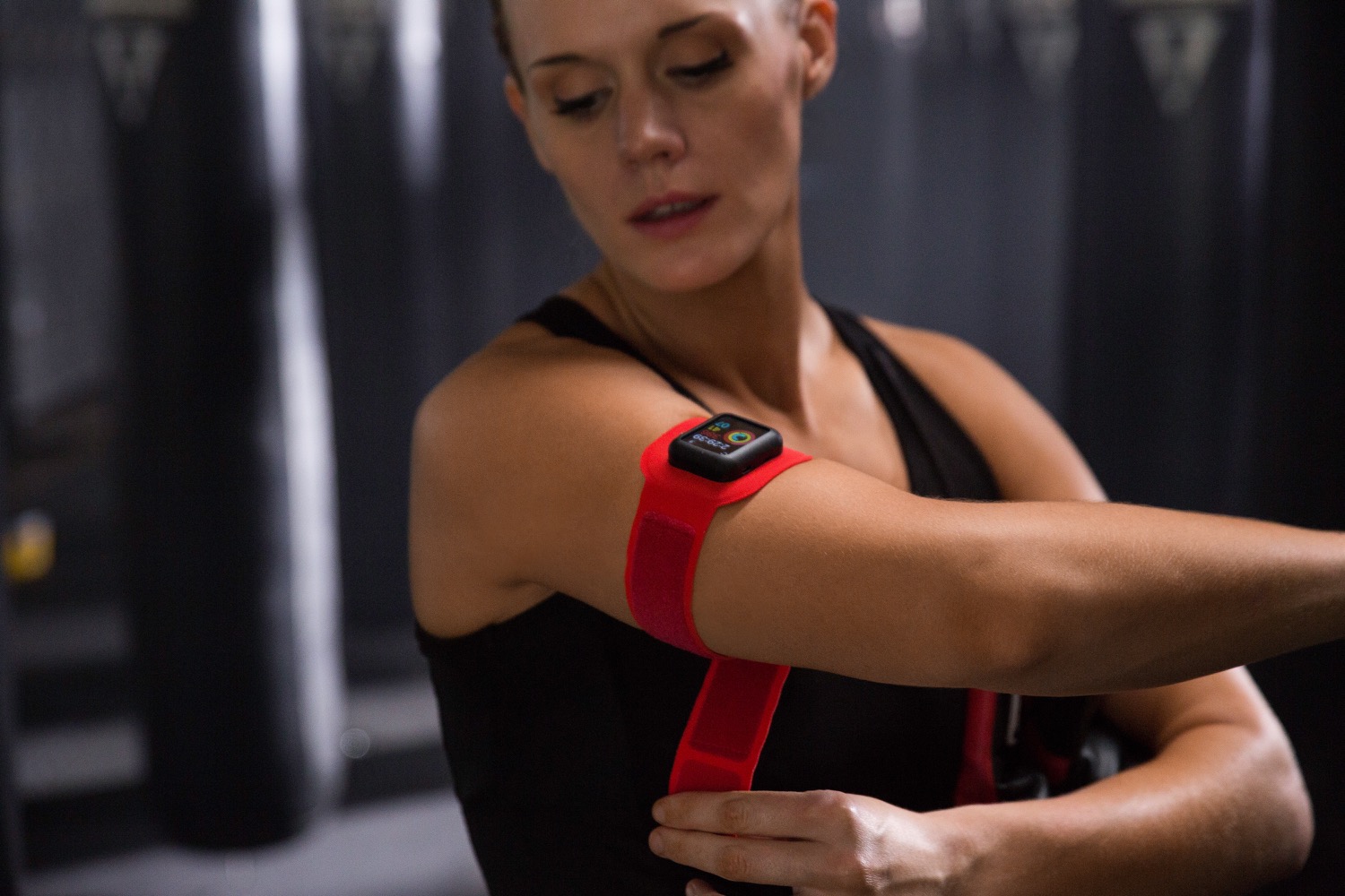 [CES 2017] ActionSleeve allows you to wear the Apple Watch on your wrist