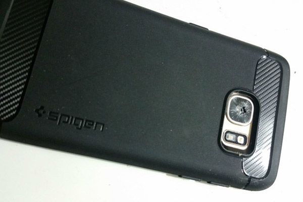 Owners of the Samsung Galaxy S7 complain of cracking glass main camera [photo]