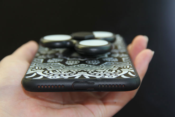 The British introduced the "anti-stress" case for iPhone with built-in spinner The British introduced the "anti-stress" case for iPhone with built-in spinner