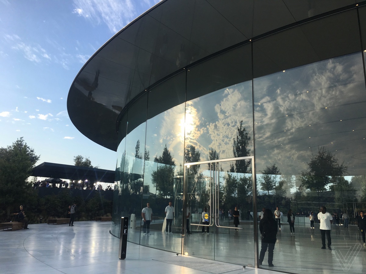 The presentation of the iPhone 8: photos from the event The presentation of the iPhone 8: photos from the event