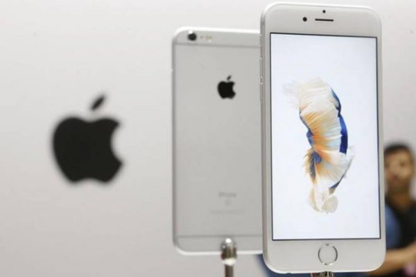 The smartphone market is falling, while sales of the iPhone grow The smartphone market is falling, while sales of the iPhone grow