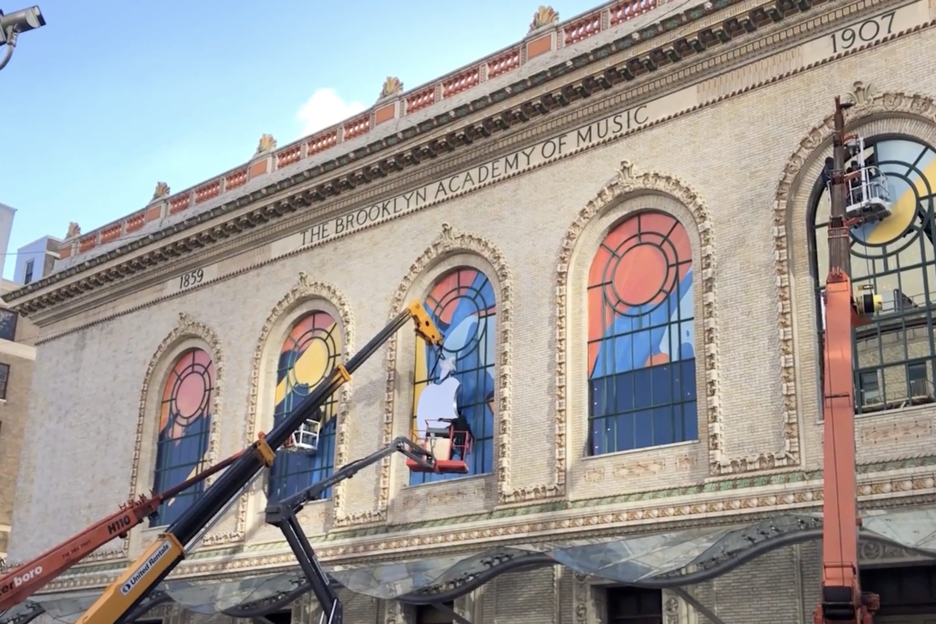 Apple has begun to decorate the Brooklyn Academy of music before the presentation of iPad Pro and Mac