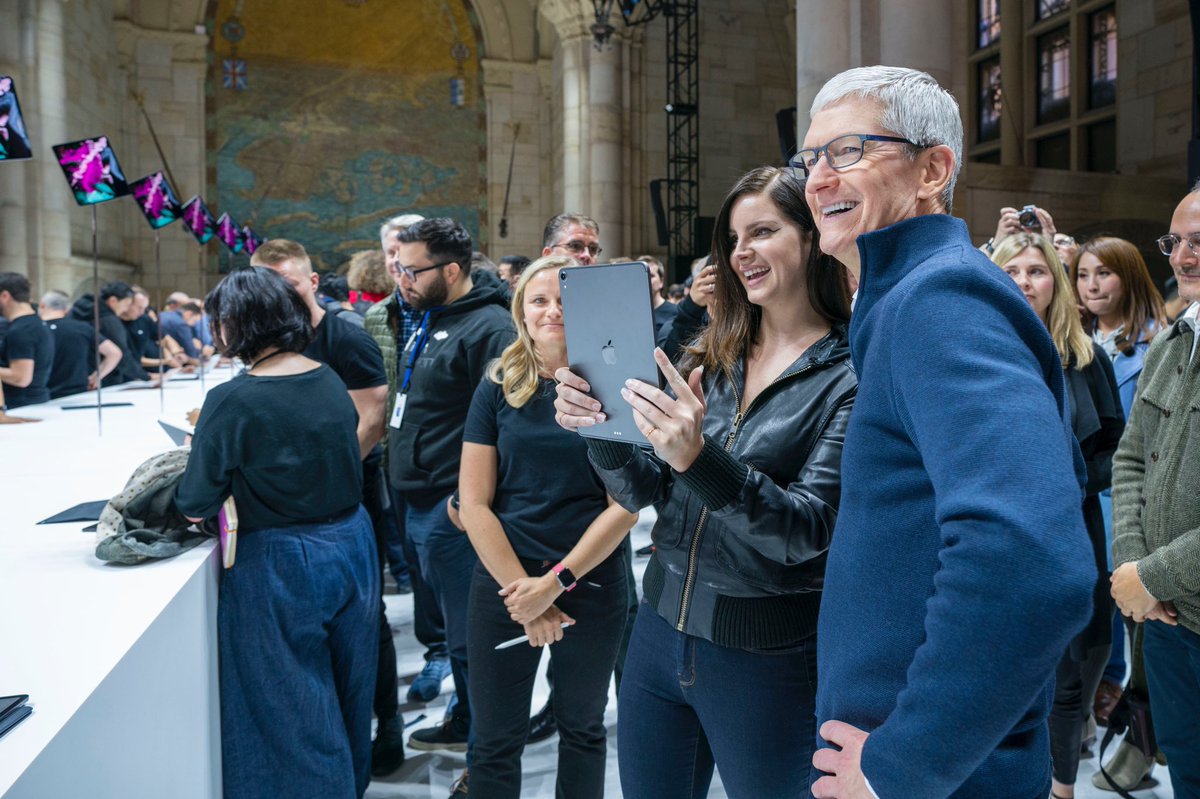 Tim cook expressed gratitude to Lana Del Rey and other guests of the presentation on 30 October