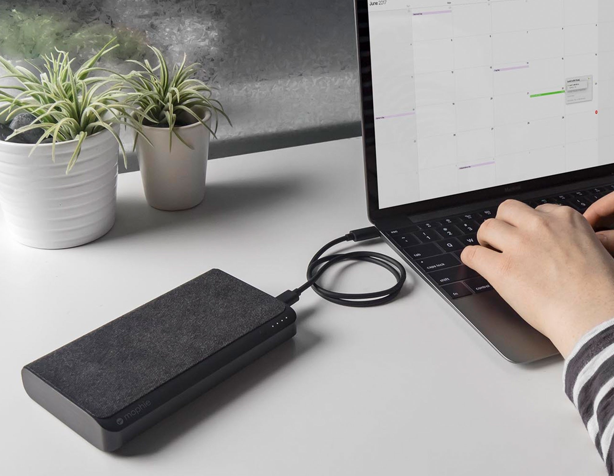 Mophie has released an external battery for MacBook Mophie has released an external battery for MacBook