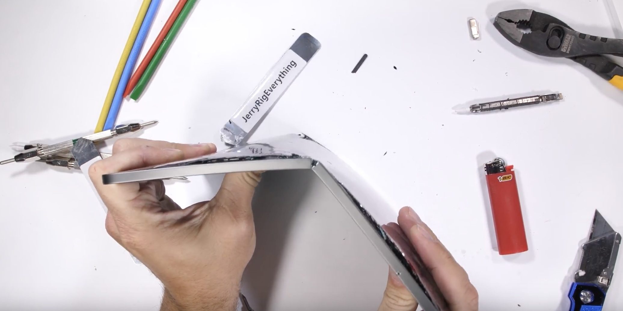 Test of strength video-blogger: iPad Pro 2018 is very easy to break Test of strength video-blogger: iPad Pro 2018 is very easy to break