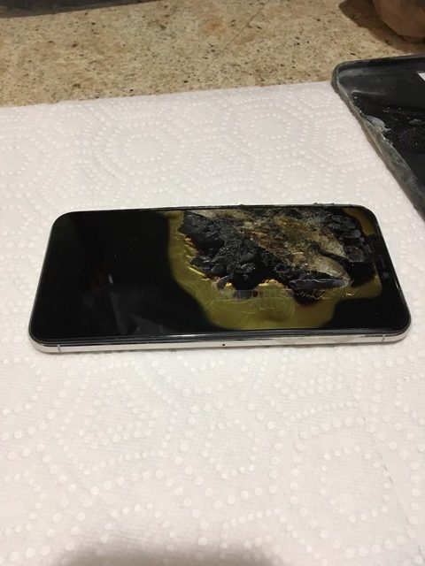 XS Max iPhone exploded in the pocket of the jeans user from Ohio