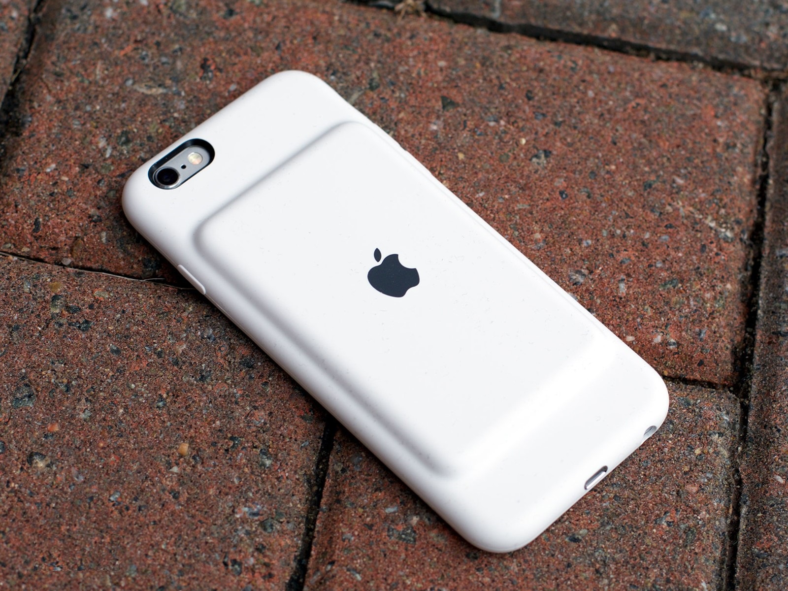 Apple Smart Battery Case for the iPhone XS is lit up in the documentation for Resellers Apple Smart Battery Case for the iPhone XS is lit up in the documentation for Resellers