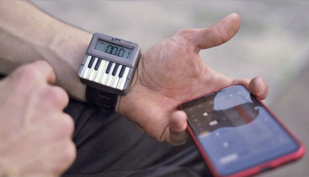 On Kickstarter collect money for the world's first clock synthesizer – Synthwatch
