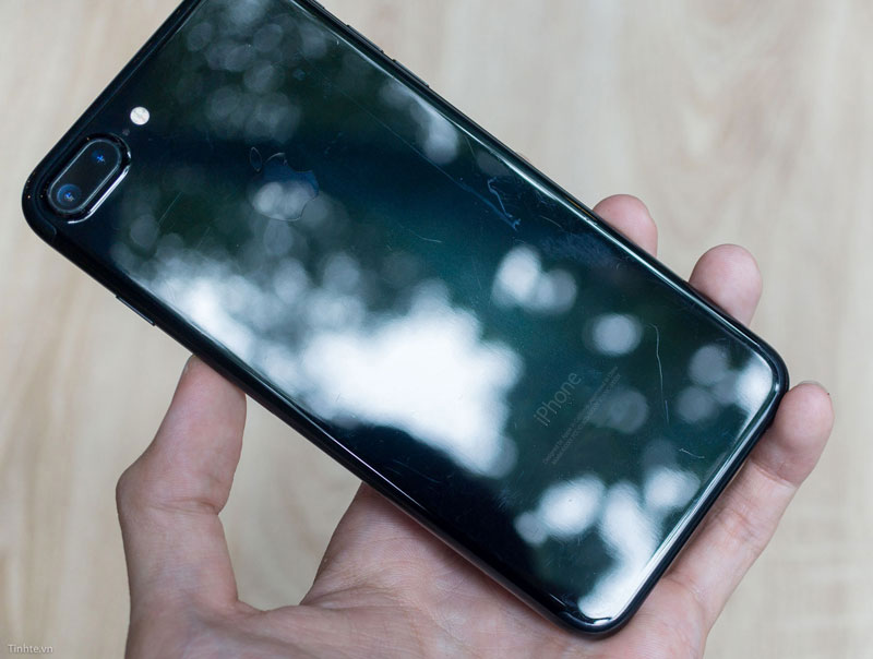 The iPhone 7 in the color "black onyx" removed the inscription "iPhone" and marking FCC [video]