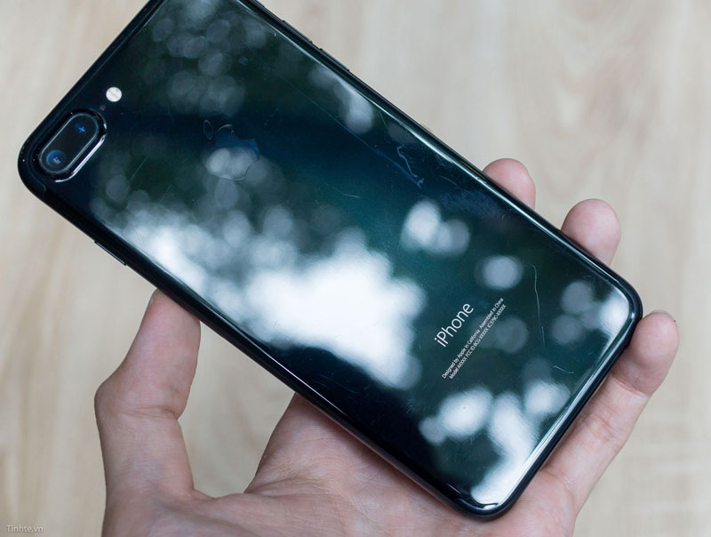 The iPhone 7 in the color "black onyx" removed the inscription "iPhone" and marking FCC [video]